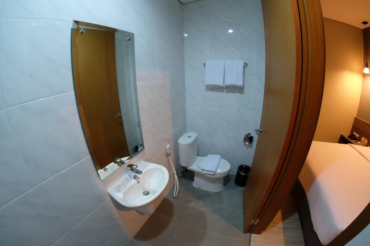 U Stay Hotel Tebet Giacarta Esterno foto