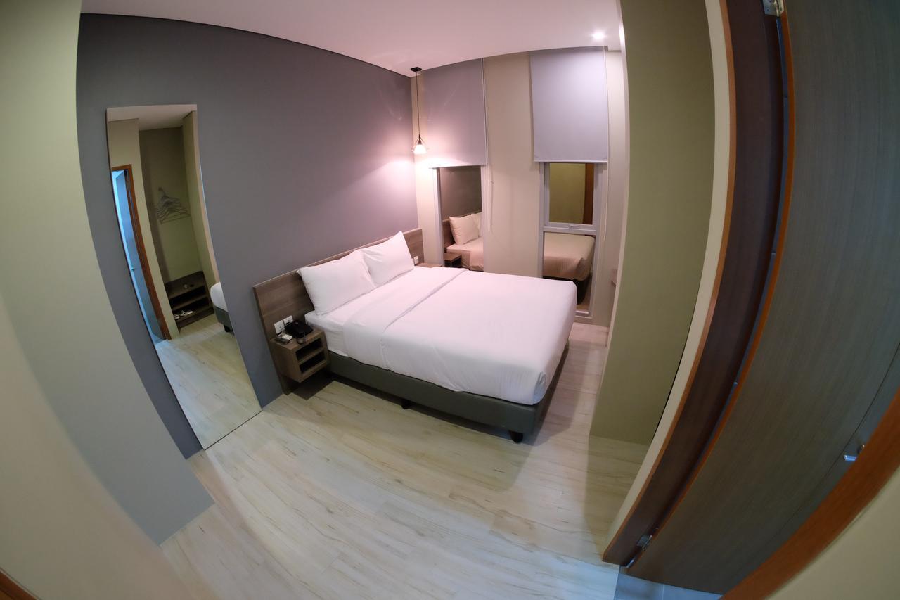 U Stay Hotel Tebet Giacarta Esterno foto